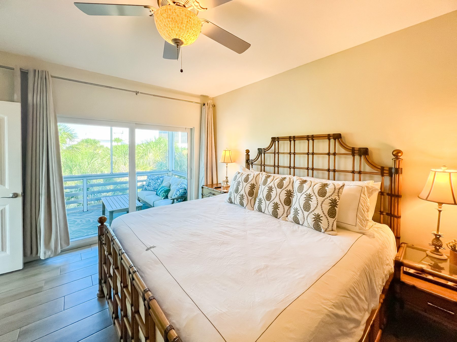 Pineapple Suite bedroom